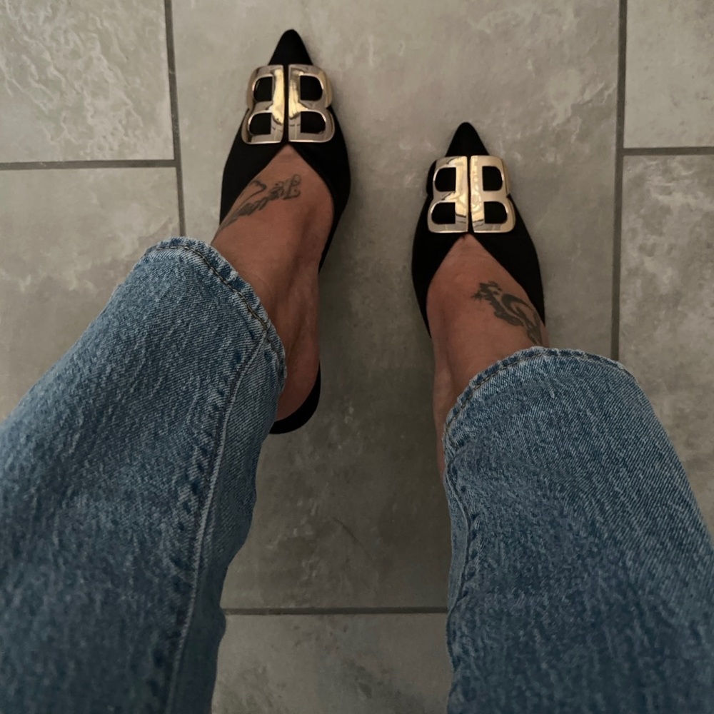 🖤Black Pointed Toe Mule Heels with Gold “B” Accent